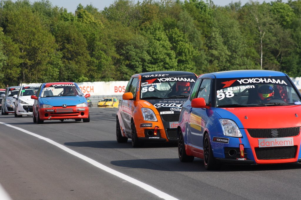 Der var lagt op til endnu en tæt omgang race. Her ses Mike Hansen (#98), Jørn Vestergaard (#56), Jimmy Bob Søgaard Jensen (”29) med Henrik Eilertsen (#20) og Mathias Valentin (#5) lige i hælene
(Foto: Agnes Straarup)